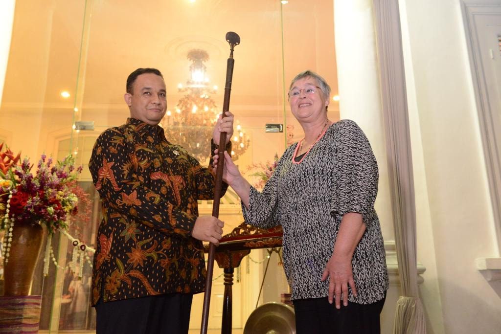 Anies Baswedan Menerima Tongkat Cakra Pangeran Diponegoro